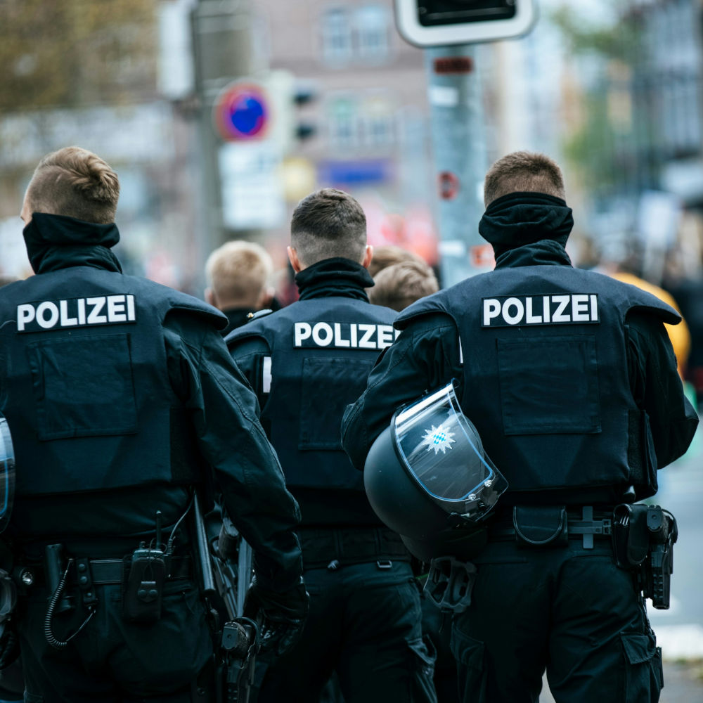 …Ihre Entwicklung und Ihren Vertrieb Workwear, PSA und Behördenbekleidung,