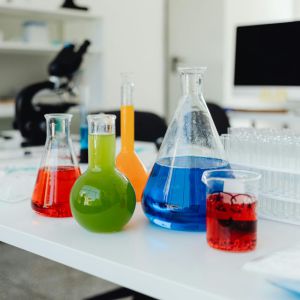 Schlichtemittel, flammhemmende Ausrüstungen, Weichmacher oder Farbstoffe