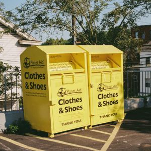 Mit Sammlung der Altkleider in Altkleider Containern beginnt das Recycling